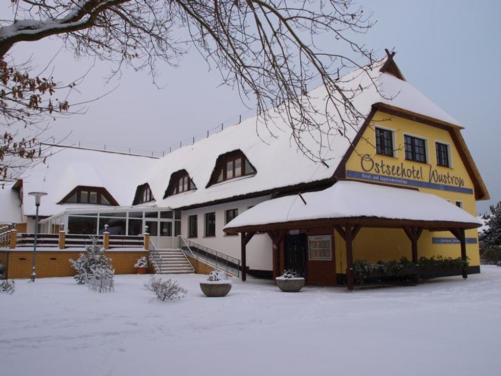verschneites Ostseehotel Wustrow