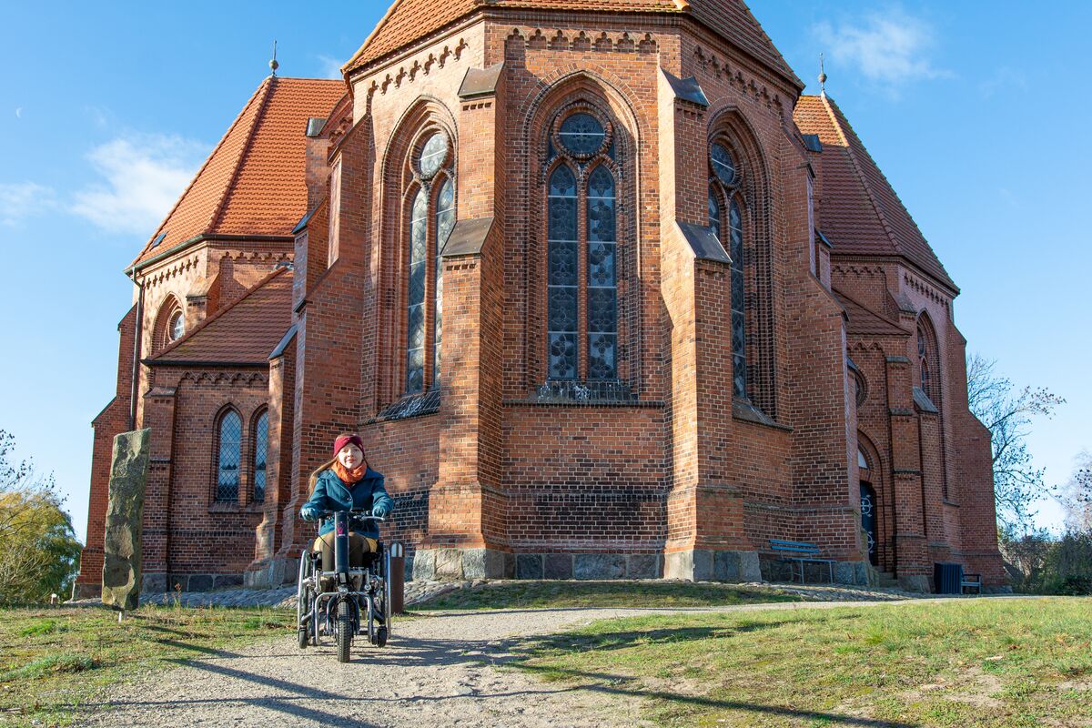 Barrierefrei die Fischländer Kirche in Wustrow erleben.
