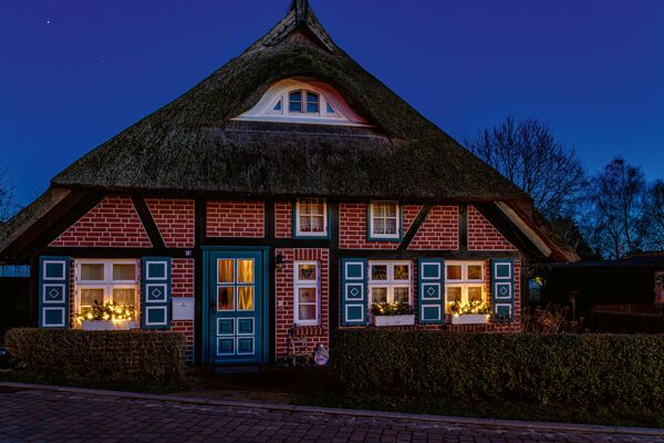 Weihnachtliche beleuchtetes Hallenhaus in Wustrow