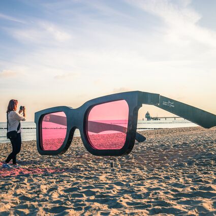 Brillenskulptur am Strand vom Ostseeheilbad Zingst