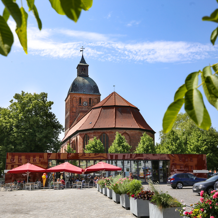 Markt Ribnitz-Damgarten mit Marienkirche