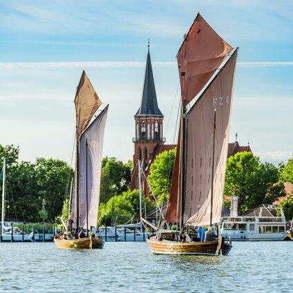 Zeesboote auf dem Bodden vor Wustrow