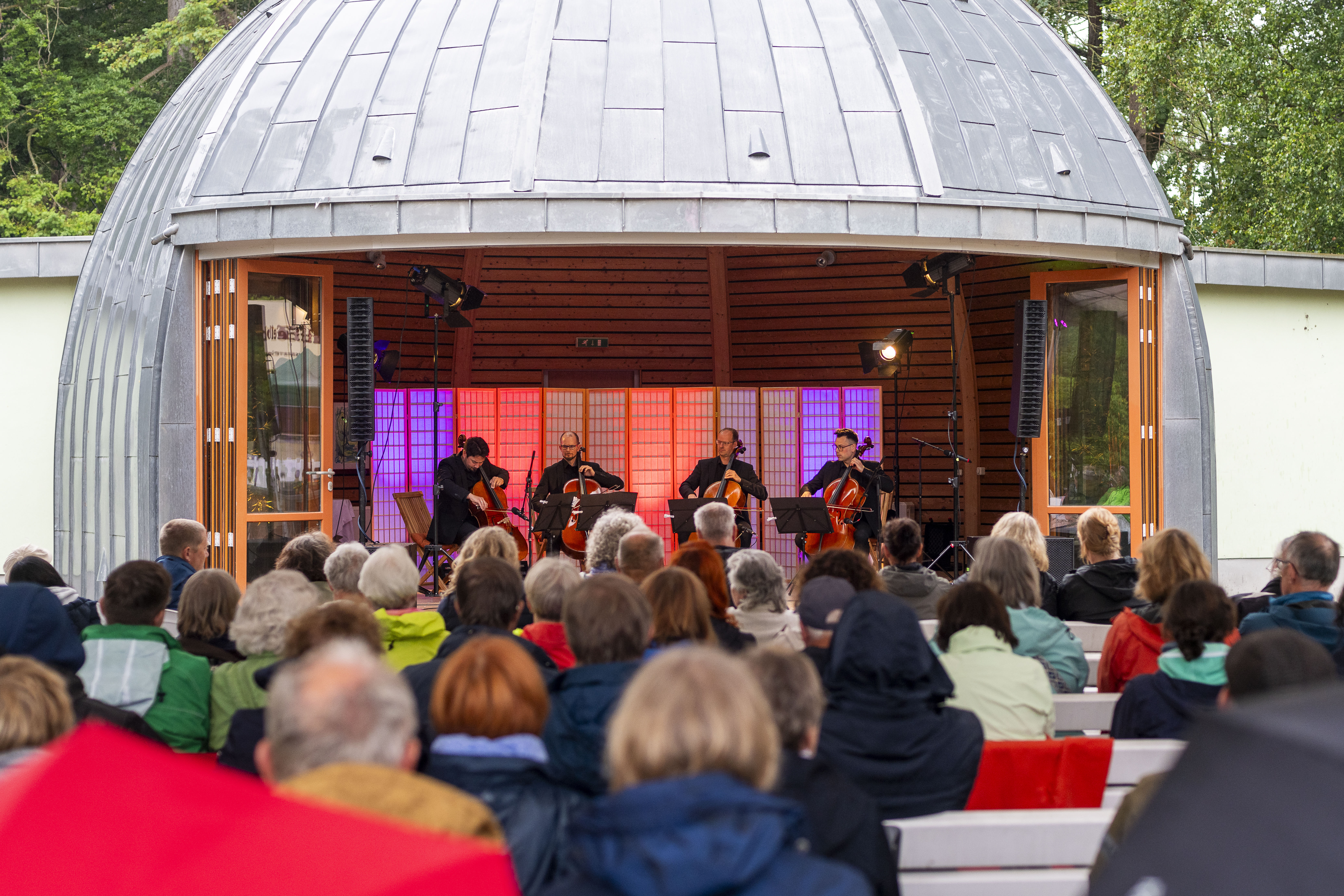 Naturklänge 2023: Konzert mit "Music 4 Cellos" im Rhododendronpark im Ostseeheilbad Graal-Müritz