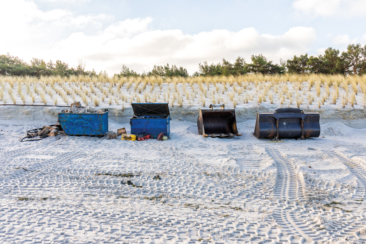 Baggerschaufeln am Strand.
