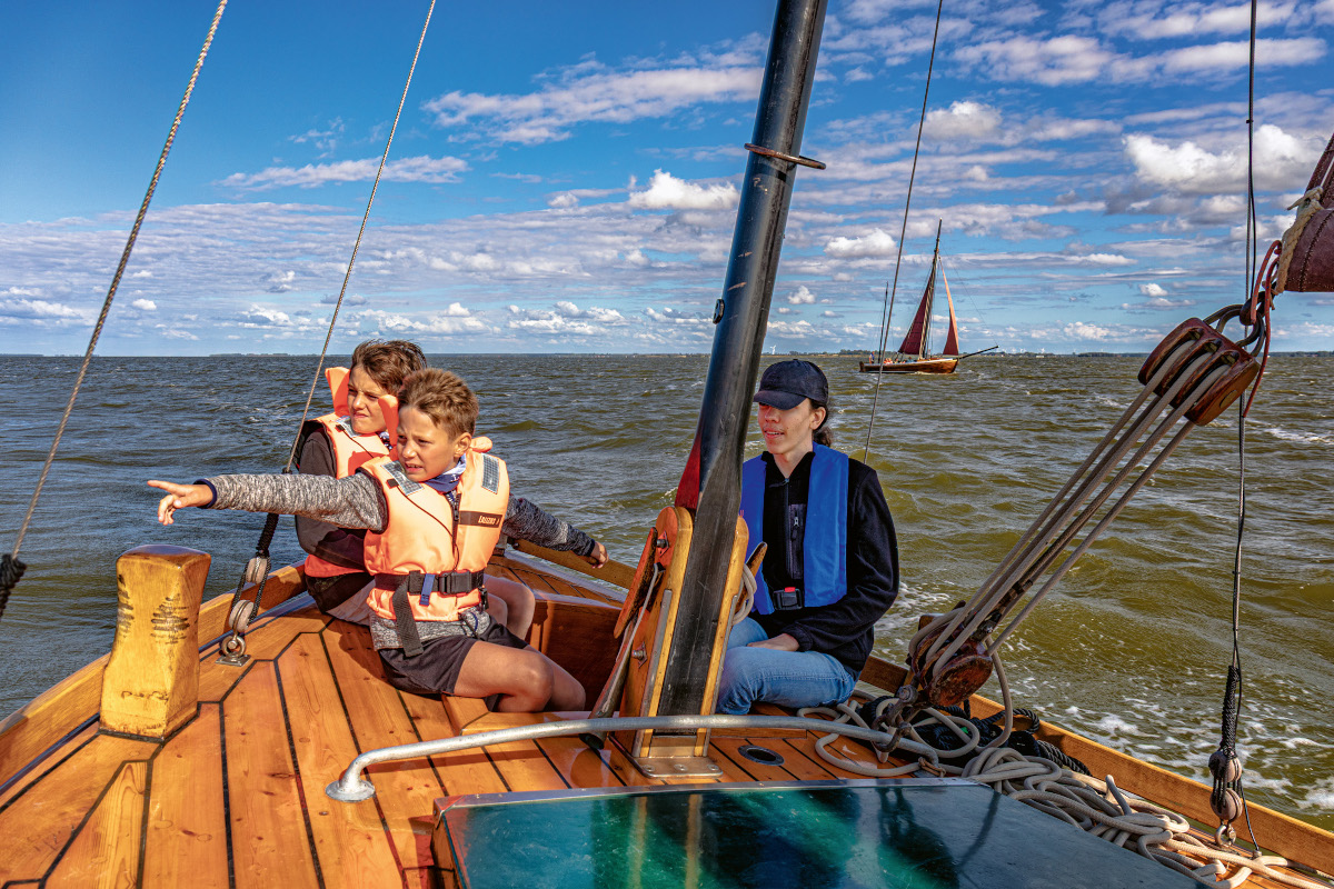 Mit Kindern auf Bootsfahrt.