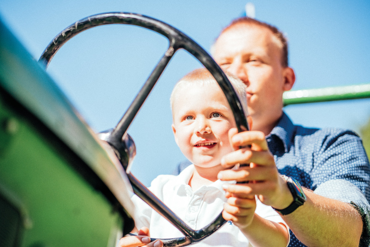 Kinder dürfen sich beim Traktor fahren ausprobieren.