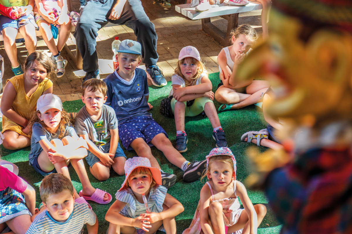 Kinder beim Kasperletheater.