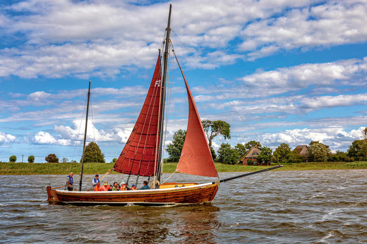 Ein Zeesenboot in voller Fahrt.