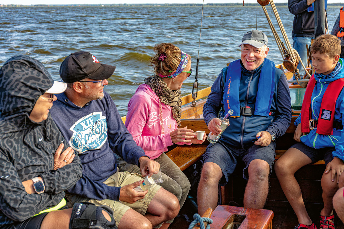 Personen auf einem Zeesboot