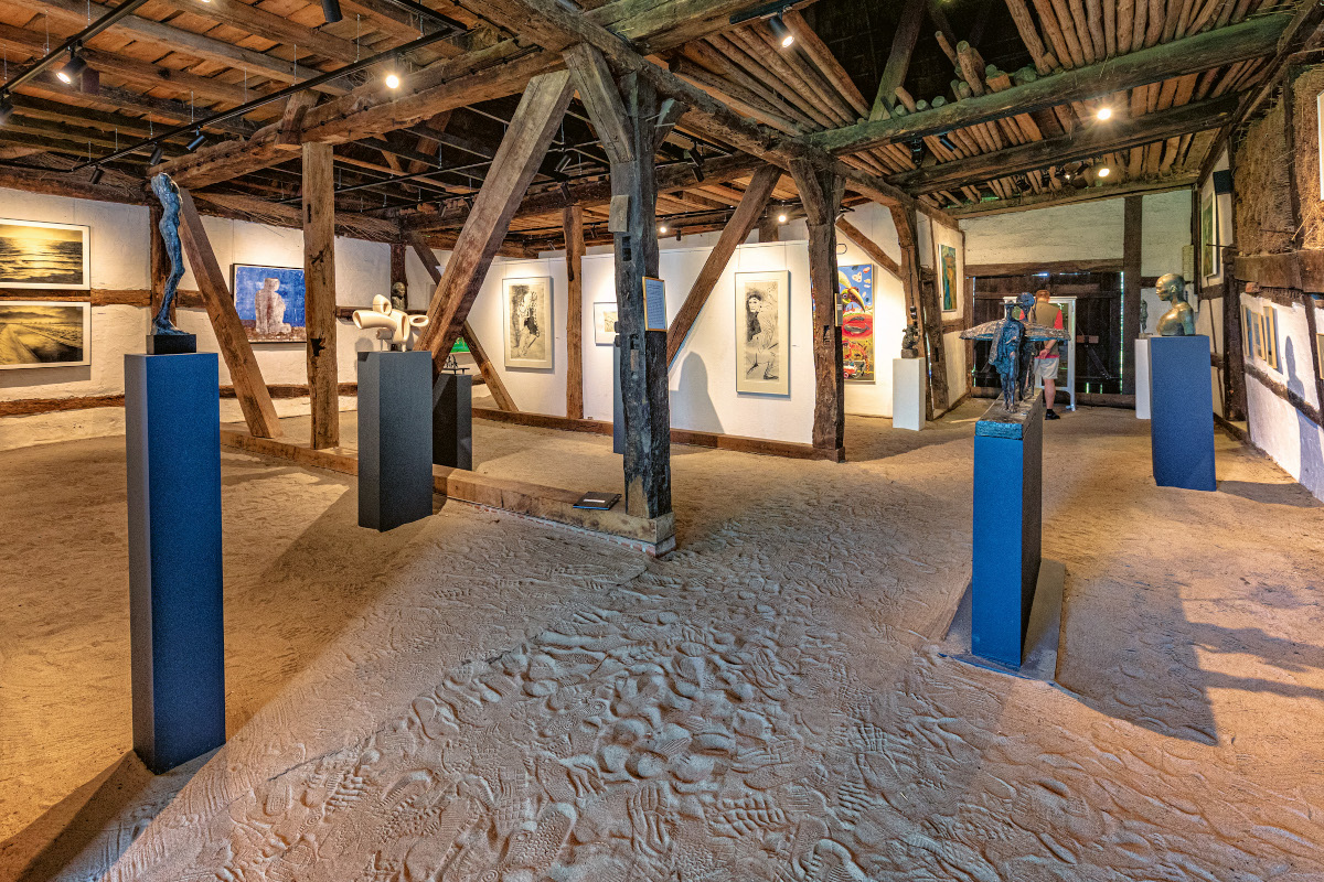 Innenräume und Ausstellung der Kunstscheune.