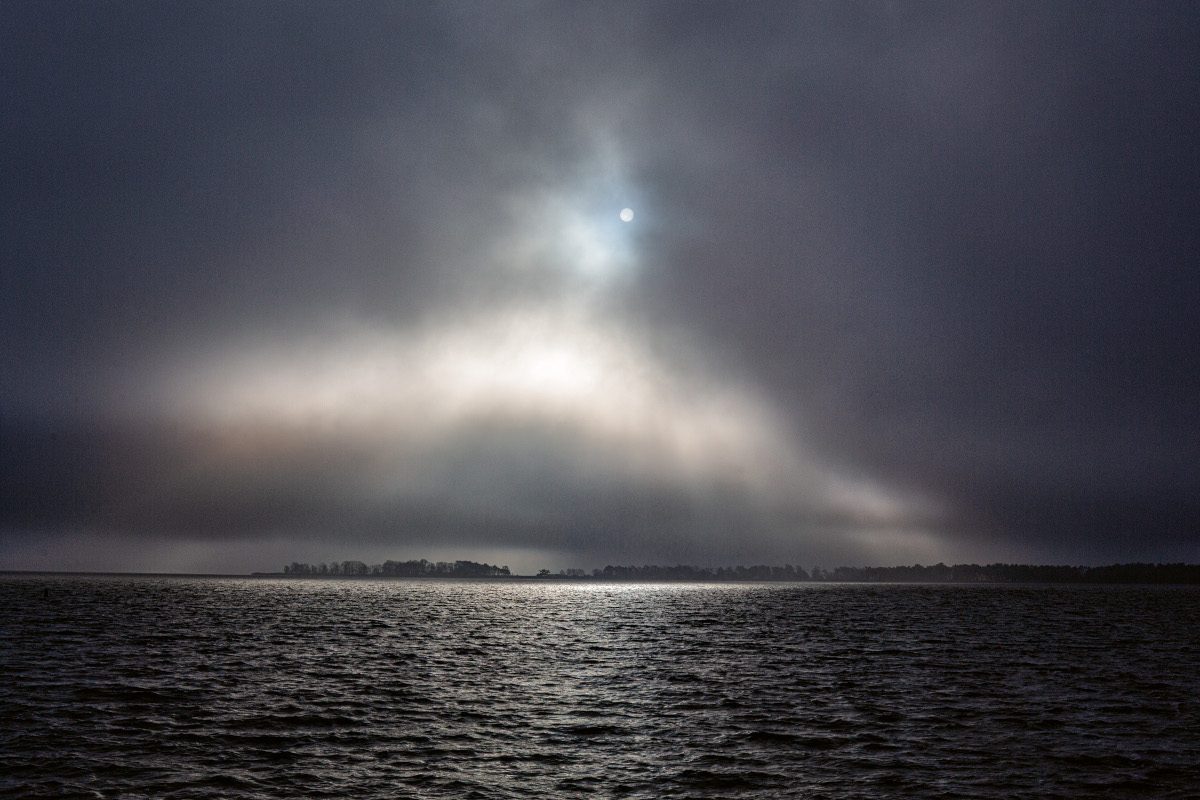 Sonne, Wolken und manchmal auch der Mond nutzen diese Leinwand – mal für ein dramatisches Spiel aus Licht und Farben, ein andermal für ein stilles Gemälde in Pastelltönen.