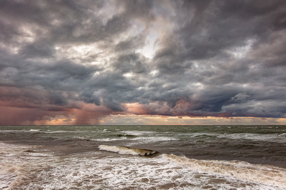 Die weiten Wasserflächen der Ostsee und des Boddens geben den Blick auf den Himmel frei.