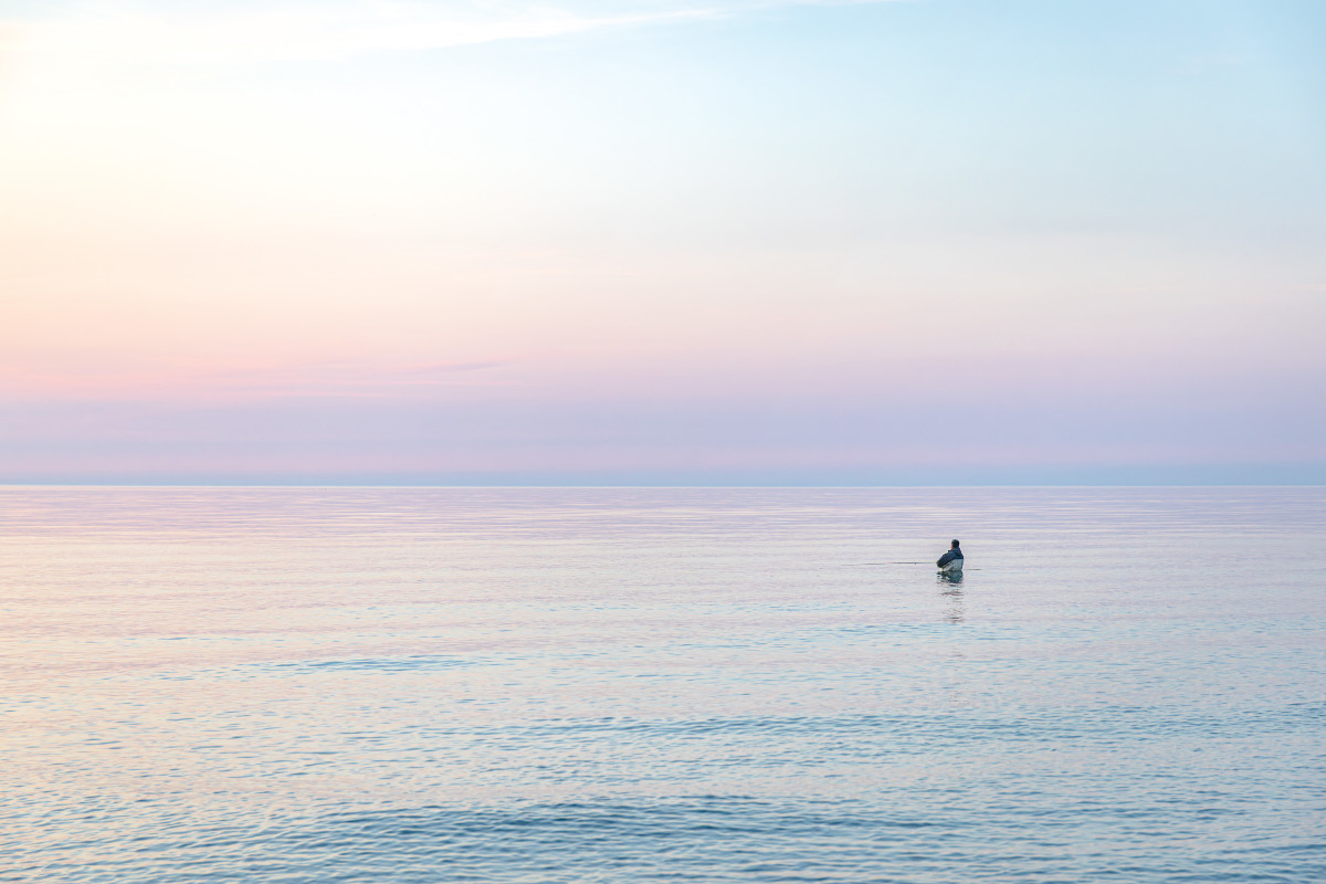 Pastellfarbenes Sonnenspiel auf dem Meer.