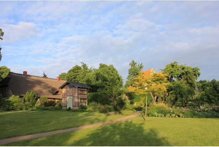  Gesangsfest im blühenden Garten in der Backsteinkirche und Pfarrgarten Starkow
