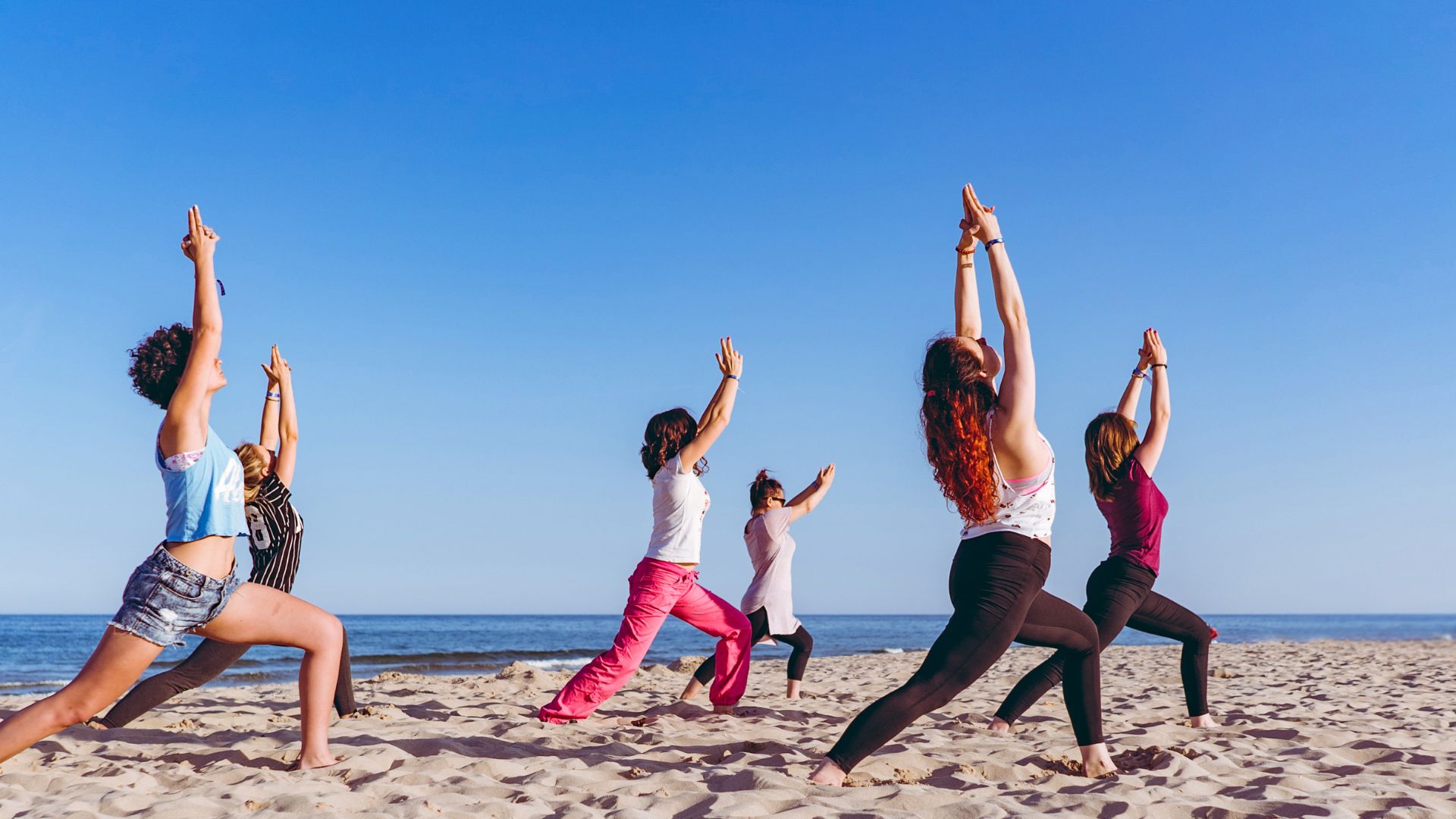 Yoga am Strand – zum Sonnenuntergang