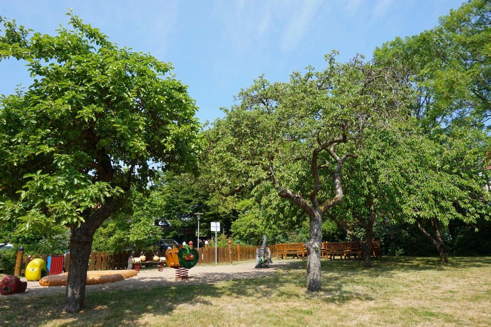 Obstgarten mit Spielplatz hinter dem Haus des Gastes
