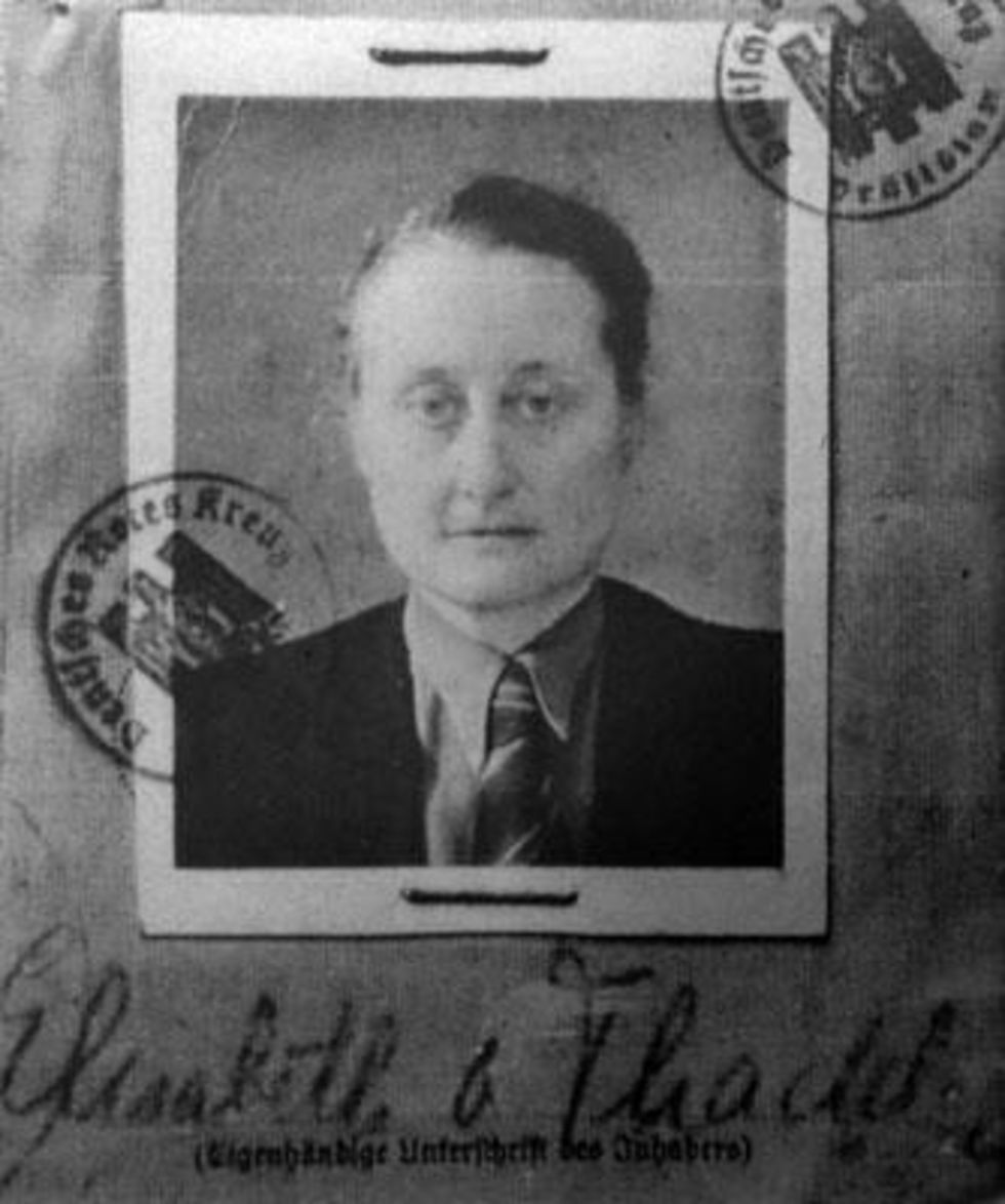 Elisabeth von Thadden, Passbild auf DRK-Ausweis 1941/42