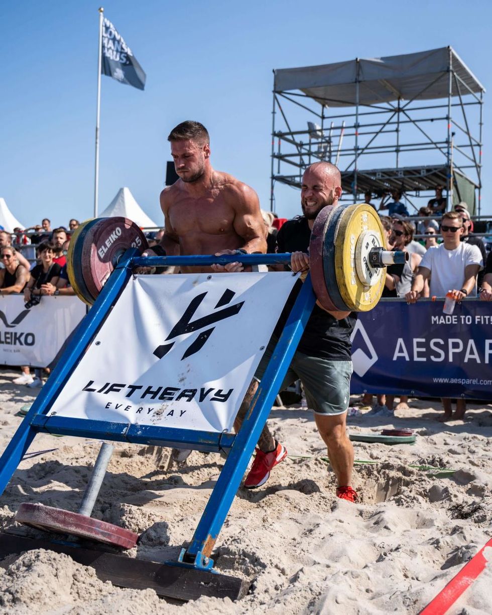 "Beachanchor" lift at the team competition in the arena on the beach