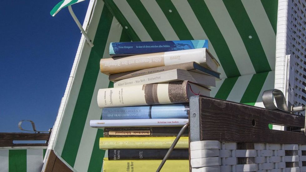 Strandkorb mit Büchern am Strand von Ahrenshoop