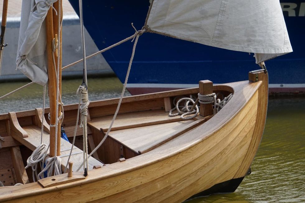 Holzboot bei der Kleinen Fischländer Wettfahrt