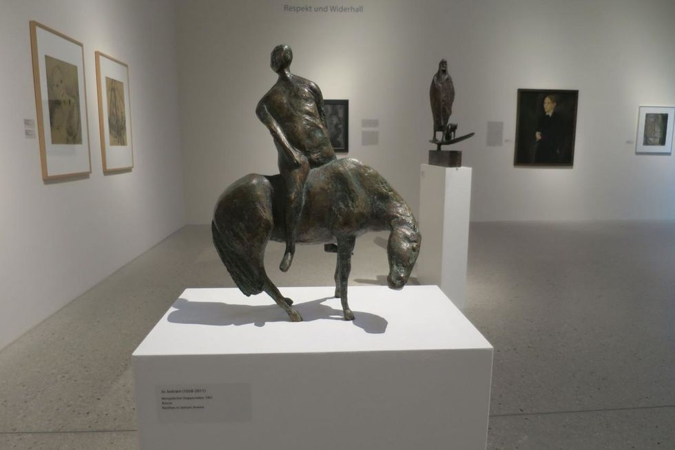 Blick in die Ausstellung „Respekt und Widerhall“: Im Vordergrund „Mongolischer Steppenreiter“,1967, Bronze 