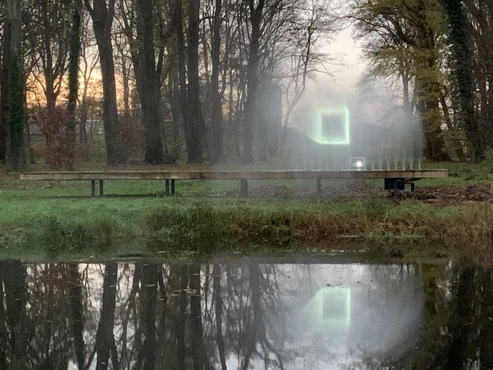 Alex Schweder, This Side of This Side, Nebel, projizierte Lichtanimation _ mist, projected light animation, oak table (2021) © Alex Schweder