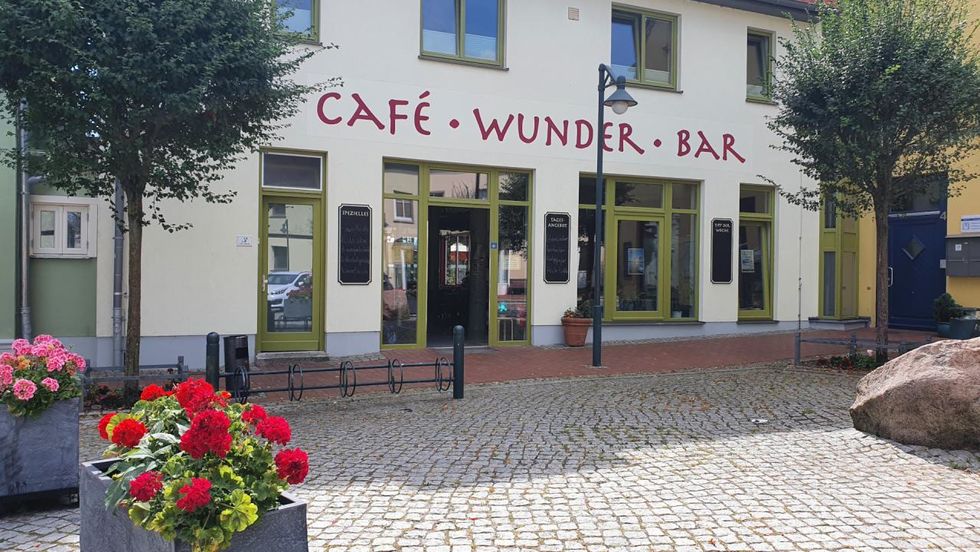 Café and restaurant café-wunder-bar