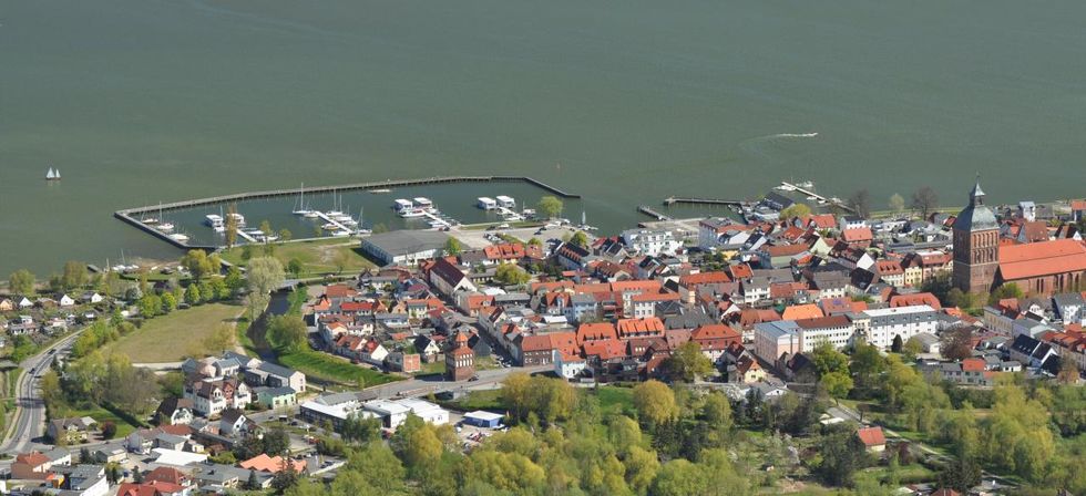Blick über Ribnitz zum Stadthafen mit den Hausbooten