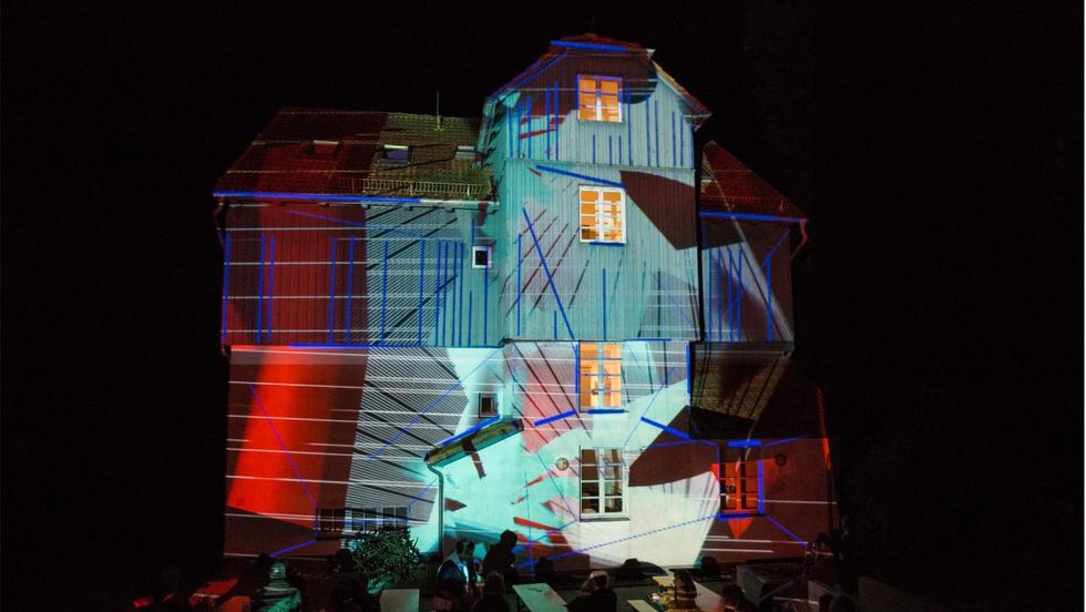 Künstlerhaus Lukas gehüllt in Lichtprojektion von Phillip Geist 